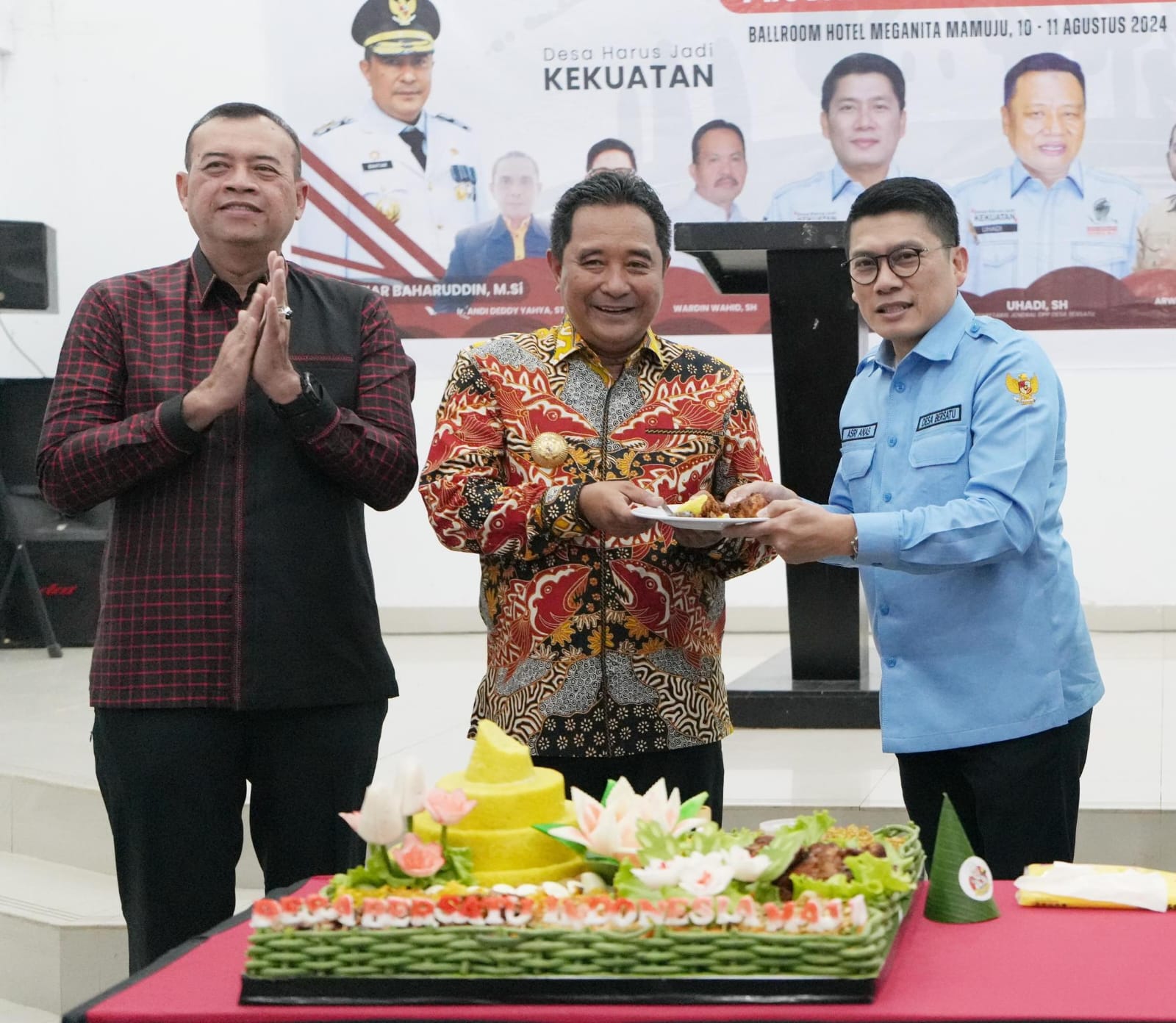 Ketua Umum DPP Desa Bersatu Muhammad Asri Anas mengucapkan selamat kepada Pj Gubernur Sulbar Bahtiar Baharuddin atas penghargaan yang didapatkan pada Governance Award oleh Inews Media Group. (Ist)
