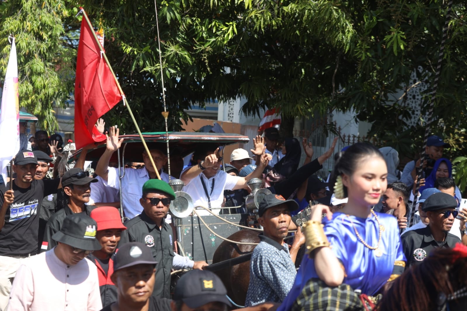 Pasangan BESTI Bersama Pendukung Menuju KPU Untuk Pendaftaran Pilkada Polman 2024