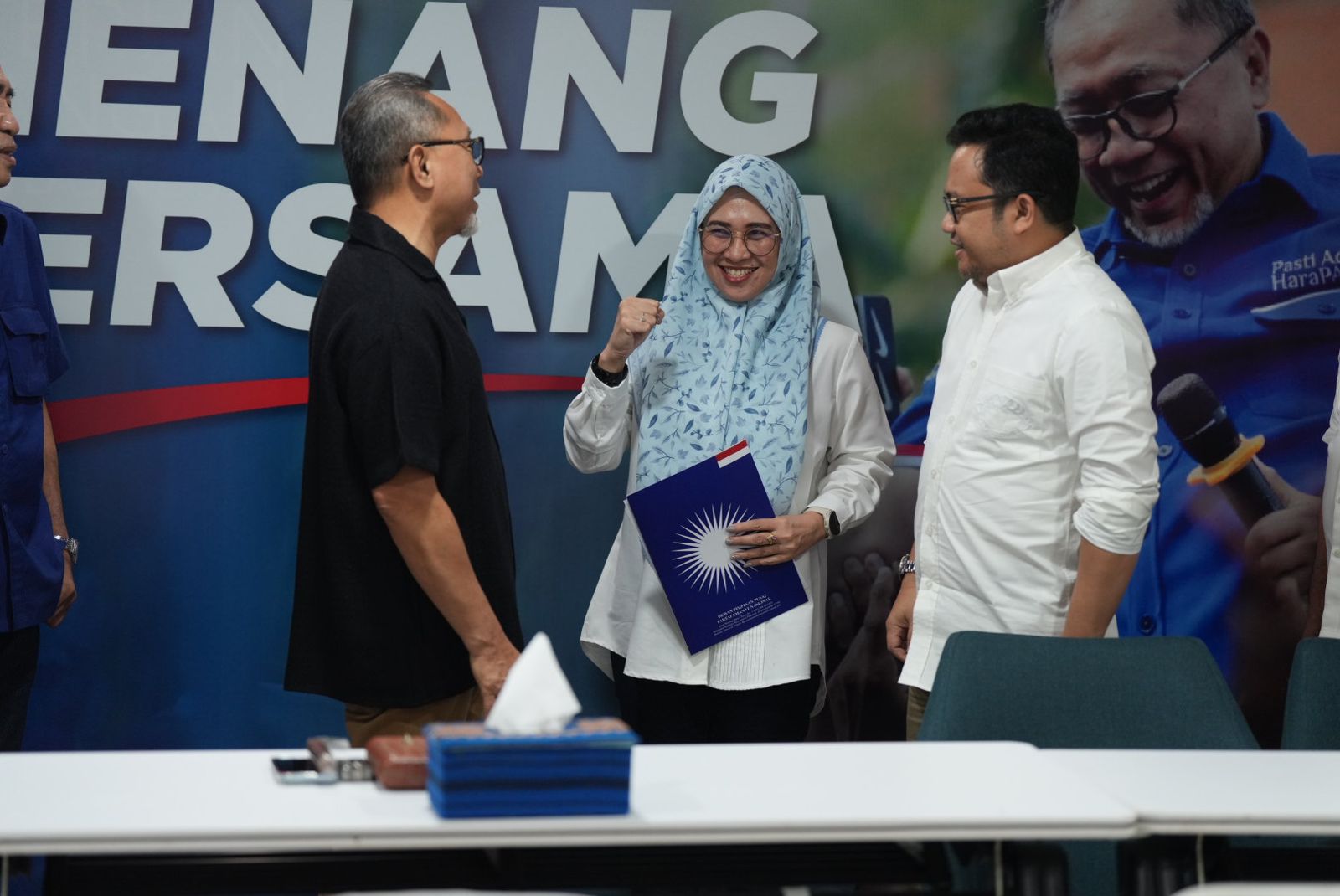 Penyerahan rekomendasi kepada Husniah-Darmawangsyah disaksikan Ketua DPD PAN Sulsel, Ashabul Kahfi. (Ist)