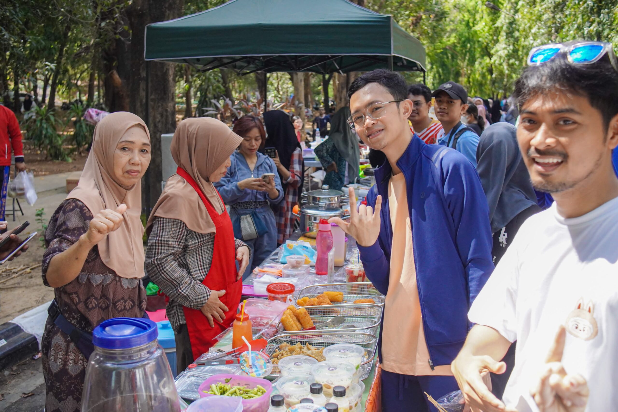 Ilham Ari Fauzi Atau Sapaan Akrabnya 'Daeng Tayang' Saat Meninjau Produk UMKM di CFD Gor Sudiang