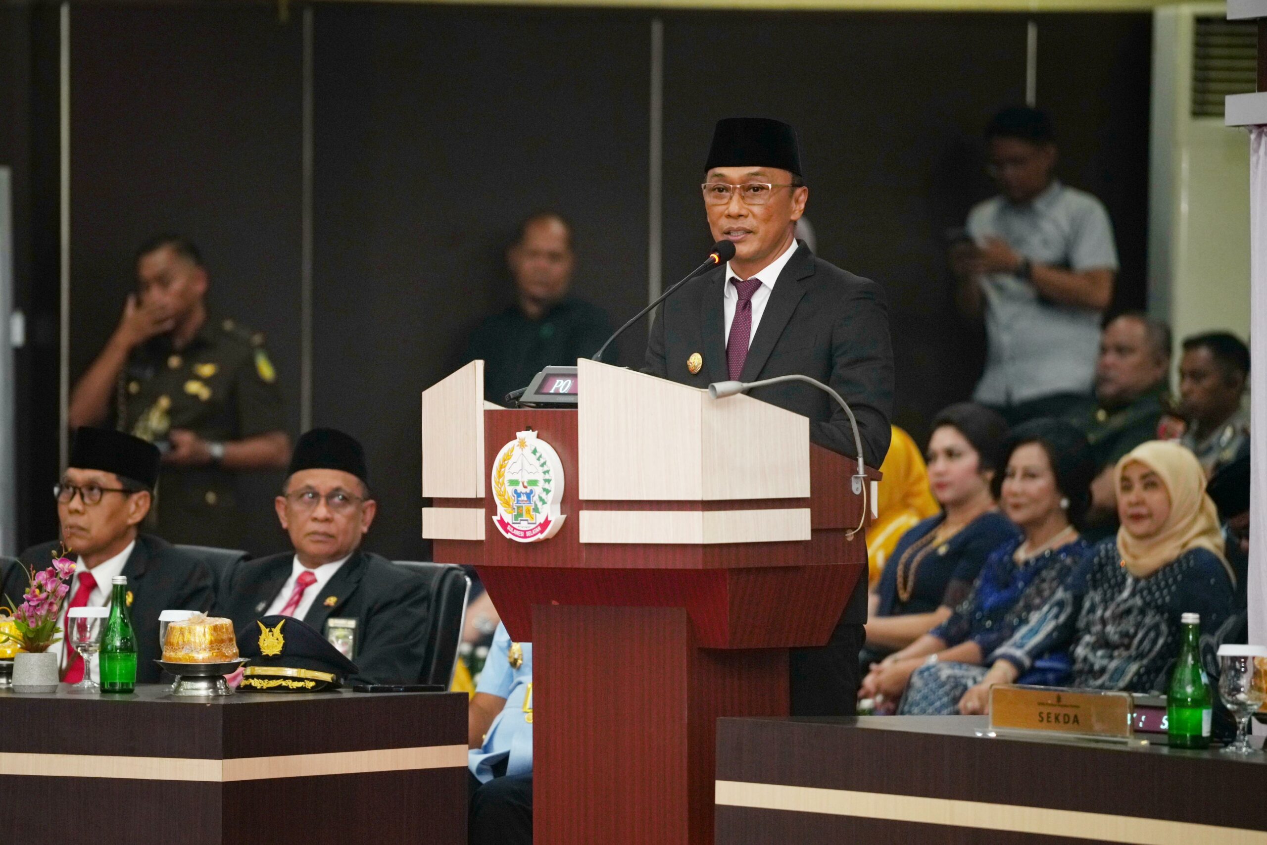 PJ Gubernur Sulsel Saat Beri Sambutan Dalam Pelantikan Anggota DPRD Sulsel Periode 2024-2029