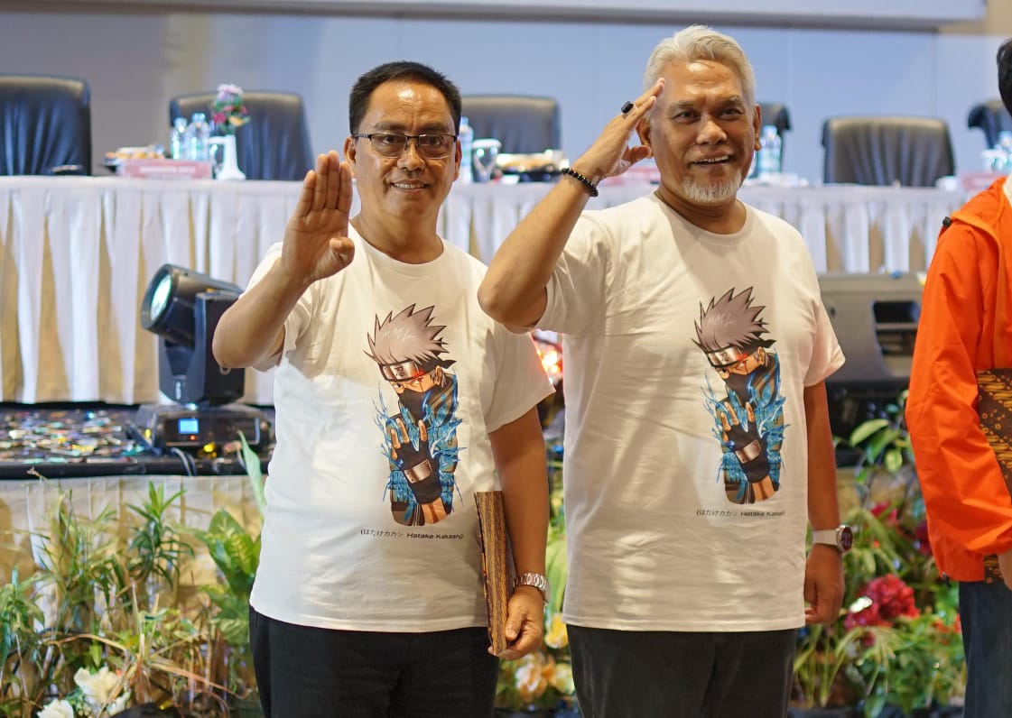 Pasangan Amri Rahman Kenakan Baju Kaos Anime Kakashi Saat Pengambilan Nomor Urut