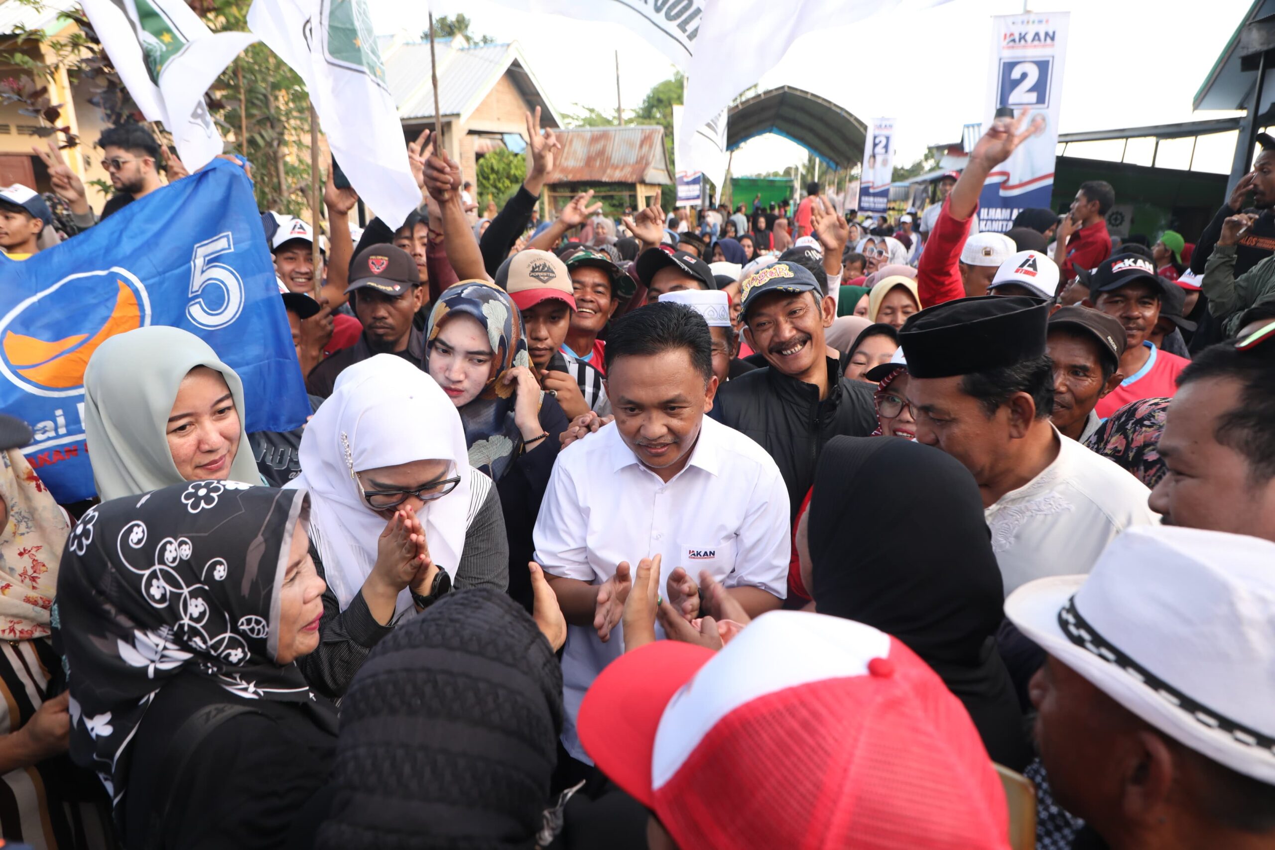 Pasangan Ilham Azikin Kanita Kahfi (IAKan) Saat Kampanye Perdana di Layoa