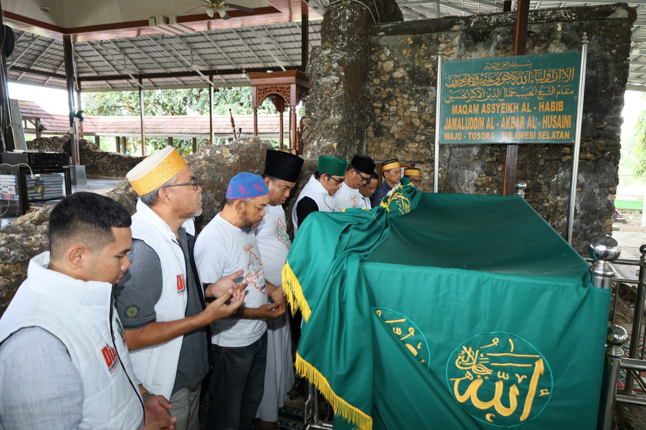 Azhar Arsyad Ziarah di Dua Makam Penyebar Islam di Sulsel