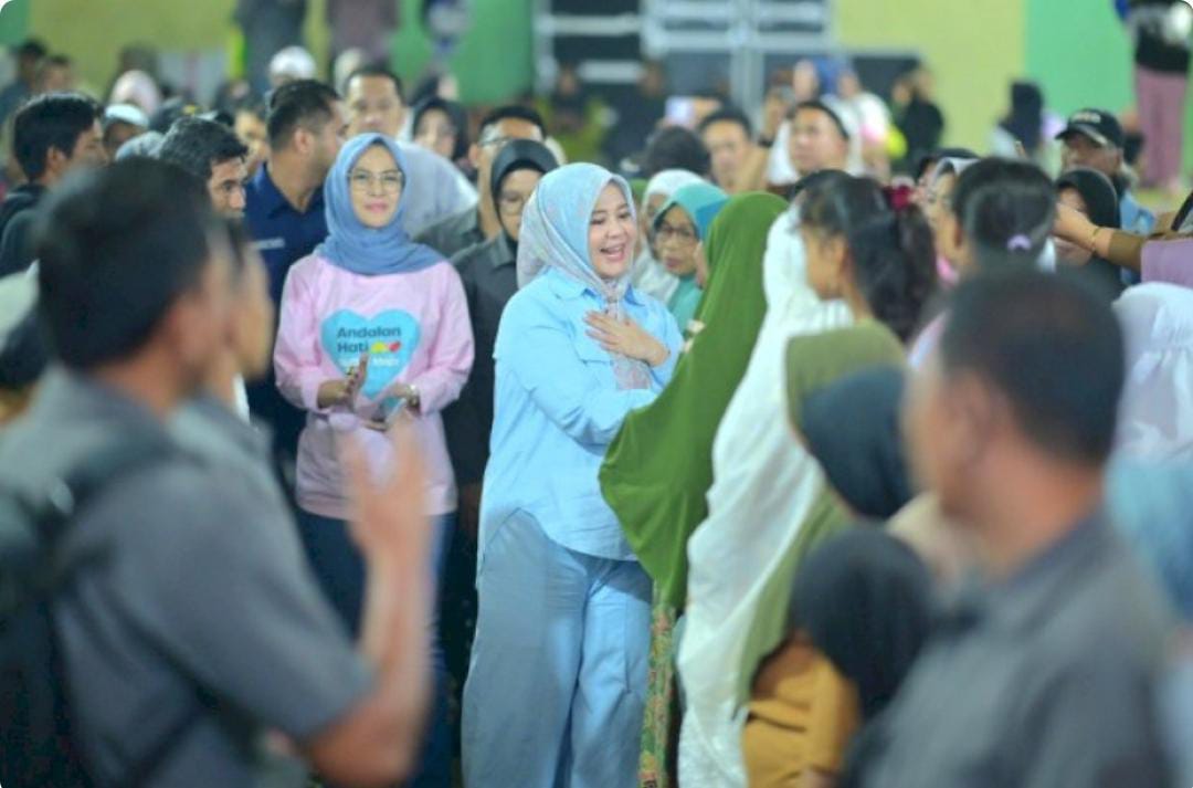 Calon Wakil Gubernur Sulsel Nomor Urut 2 Fatmawati Rusdi Saat Melakukan Kampanye dan Bersalaman Dengan Warga