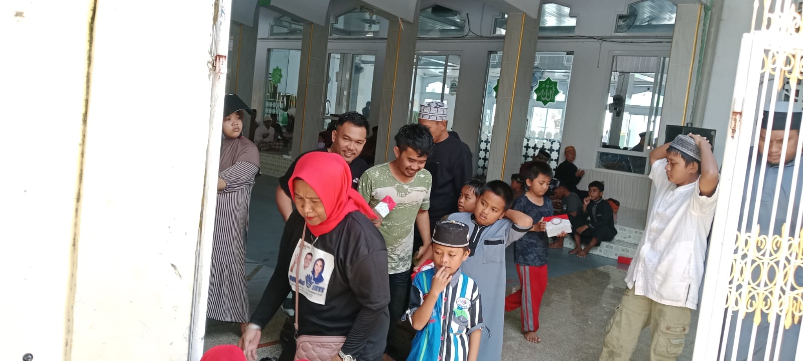 Relawan BESTI Salurkan 250 Snack Jumat Berkah di Masjid Al-Muttaqin Polewali