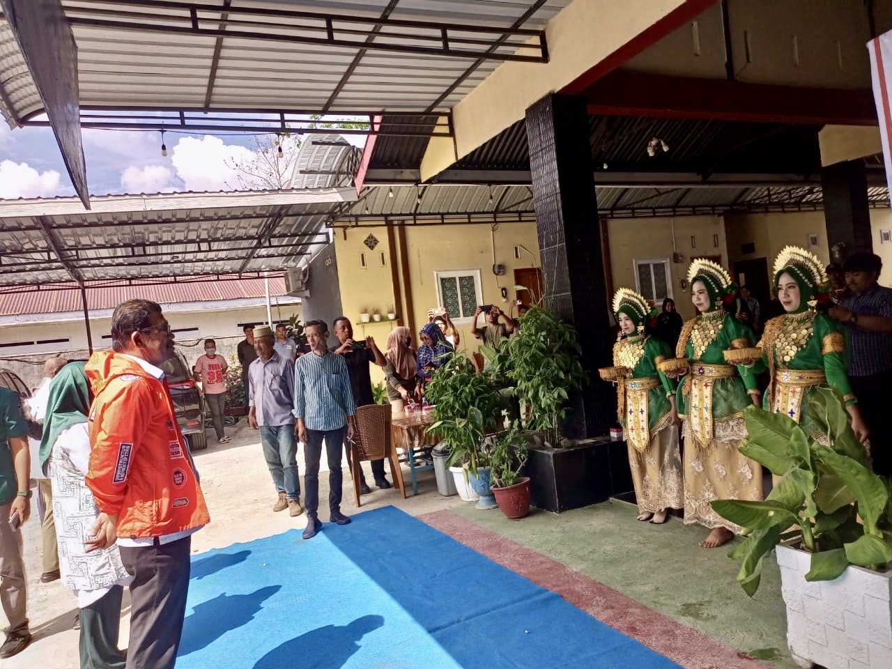 Azhar Arsyad Disambut Tari Adat 'Paduppa' dan Antusias Ratusan Warga Bone Selatan